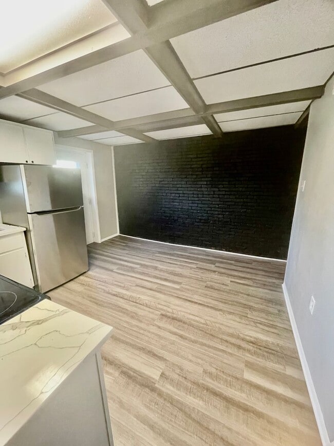 Building Photo - 2 Bed 1 Bath- Pittsburgh Pa