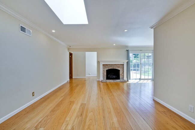 Building Photo - Beautiful 4 bedroom, 3 bath in desirable C...