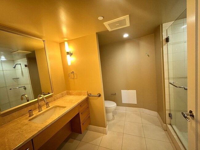 Building Photo - Spacious 2-bedroom, 2-bath with a View in Kakaako!