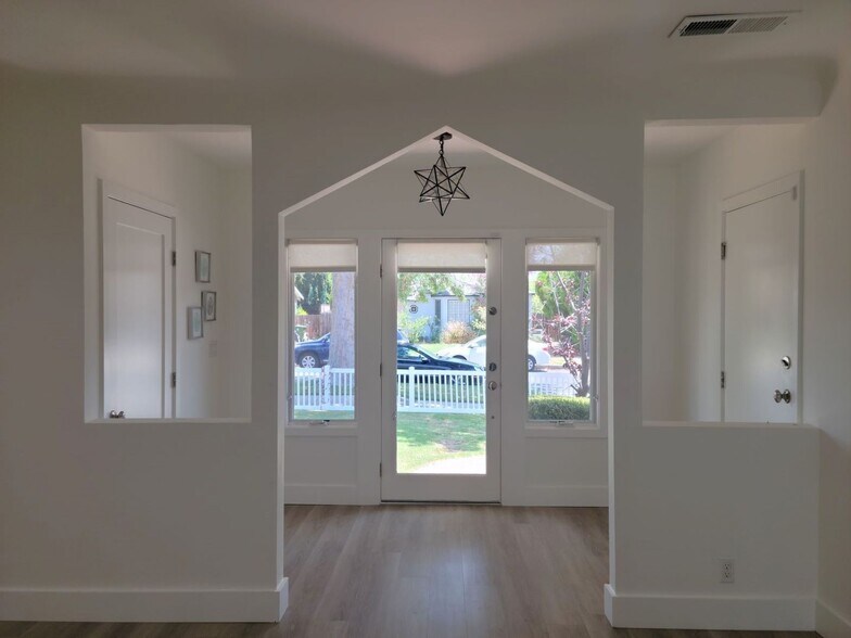 Building Photo - Stunning Remodeled 4 Bedroom House with Large Front Yard, Garage, Pool & Spa in Studio City!