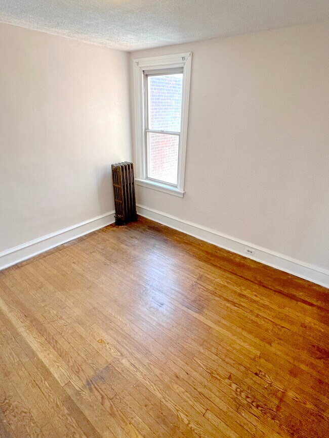 Middle Bed 2 - 2636 S 65th St