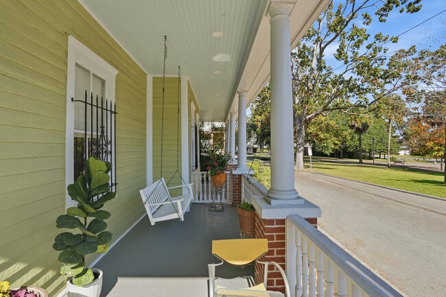 Building Photo - Savannah's Victorian Historic District