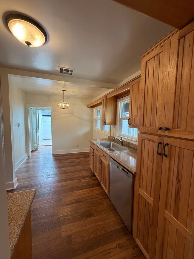 Building Photo - 535-537 E. Van Bibber