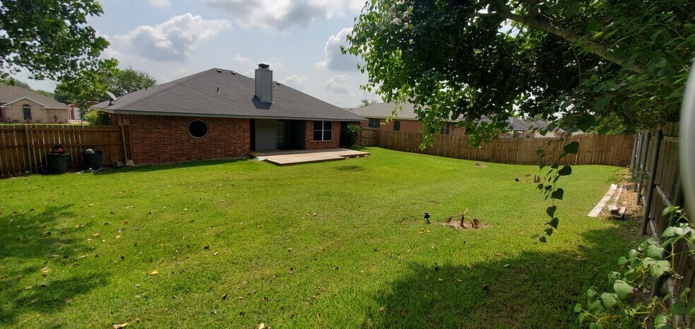 Building Photo - 521 Celeste Dr