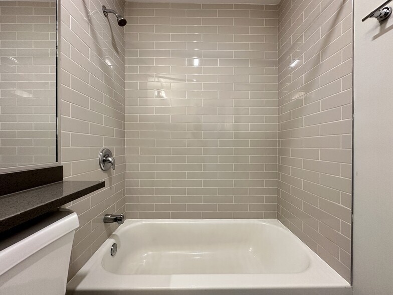 Building Photo - 533 W Surf St