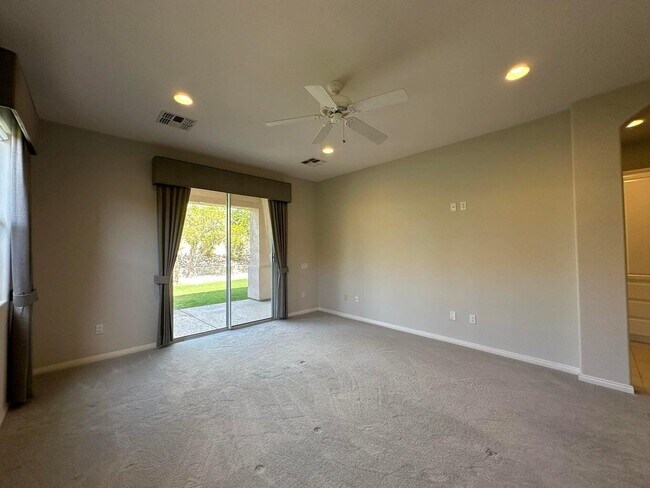 Building Photo - 40589 Palm Ct