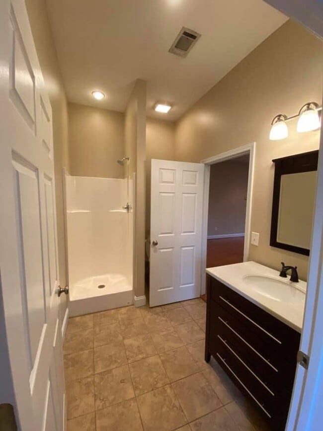Building Photo - 3 Bed Home with 4 Car Garage!