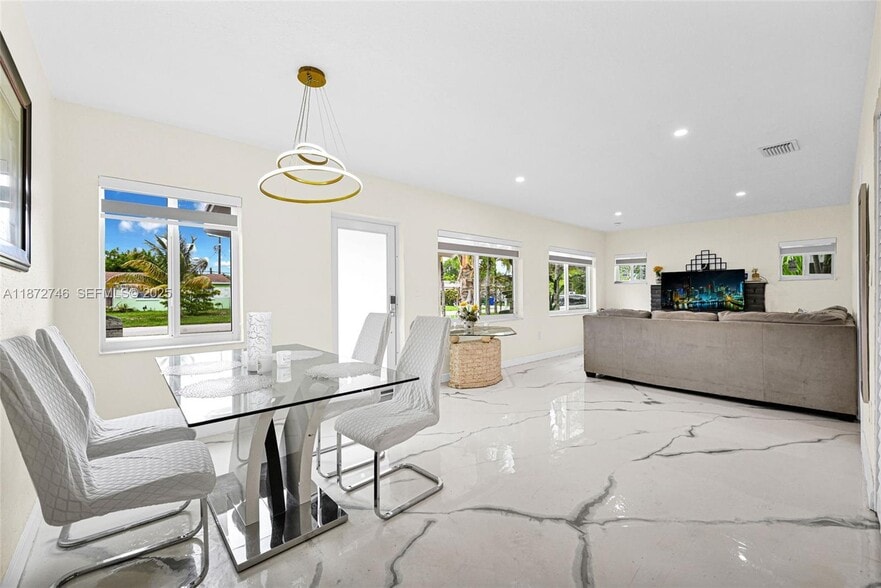 Building Photo - 6840 SW 26th Ct