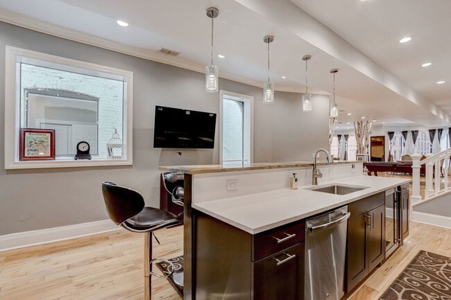 Building Photo - 22 W Ontario St