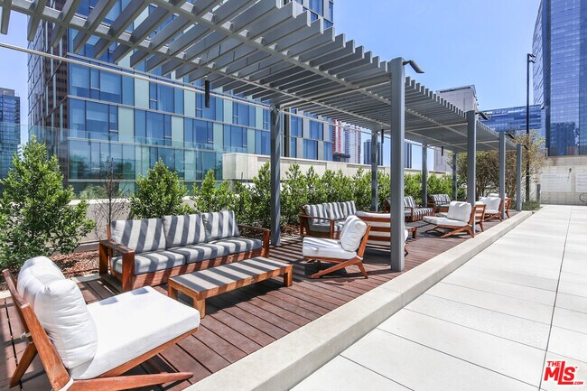 Building Photo - 889 Francisco St