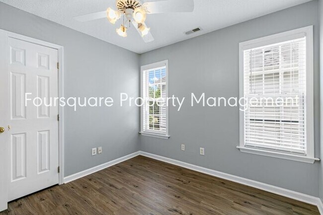 Building Photo - Townhome | Screened Back Porch | Back Pati...