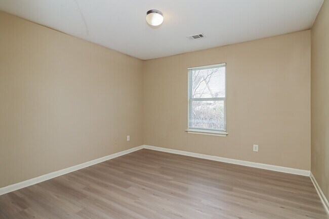 Building Photo - 13 Thatch Ct