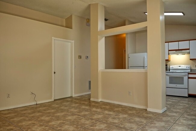 Building Photo - 551 Carambola Ave