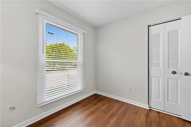 Building Photo - Updated 3BR Townhome — Assigned Parking, HOA Included, Military Welcome. Move in by March 31st an...