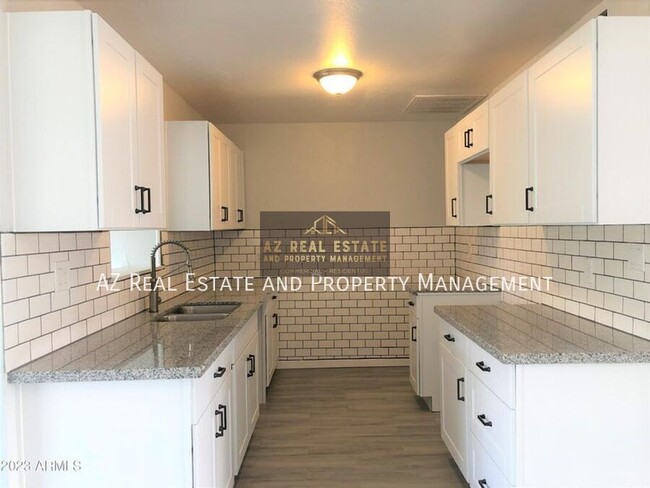 Building Photo - 1526 W North Ln
