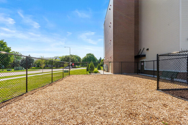 Building Photo - Deville Manor
