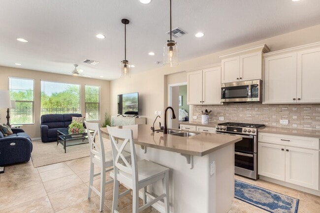 Building Photo - Gorgeous 2 bedroom / 2 bath townhome locat...