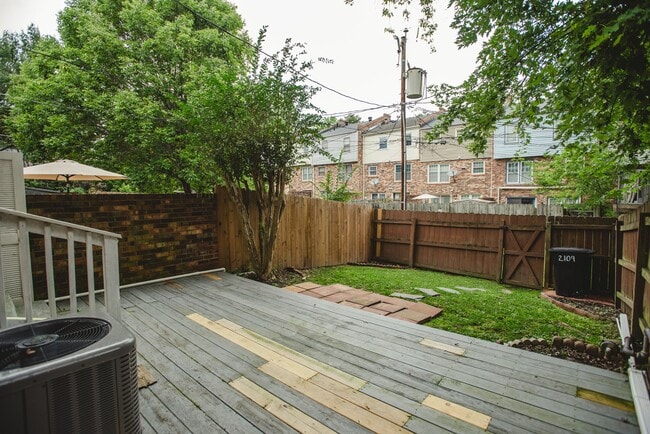 Building Photo - 2109 Lauderdale Dr