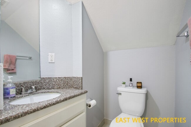 Building Photo - 1430 S Point View St