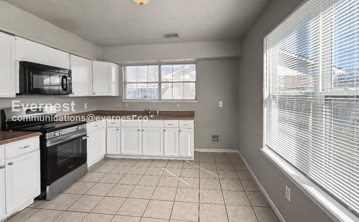 Building Photo - 15915 Rosebriar Dr