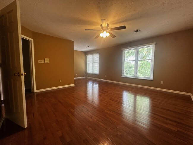 Building Photo - 3503 Lakeside Ct