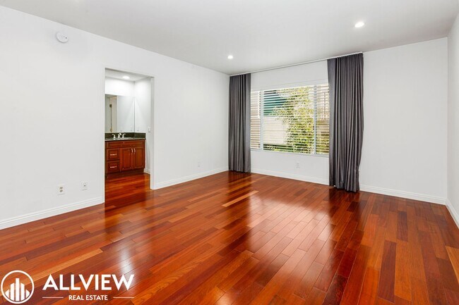 Building Photo - Beautifully Upgraded 2-Bed, 3-Bath Townhou...