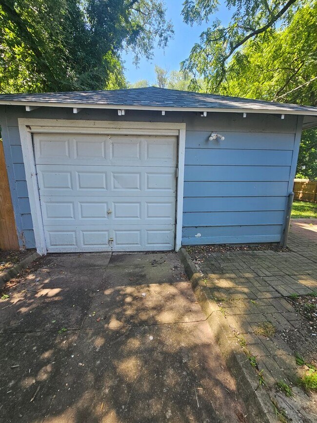 Building Photo - 2 bedroom | 1 bathroom | 1 car detached shop or garage | Large lot | Pets welcome!