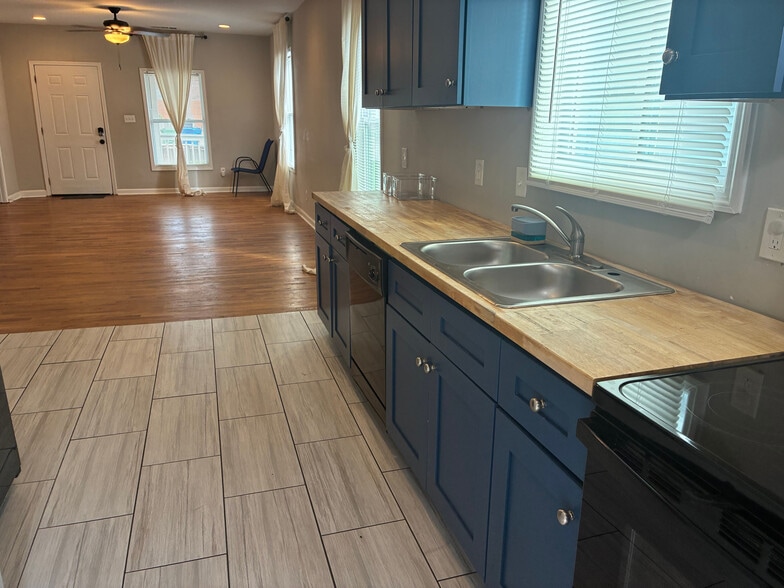 Building Photo - Room in House on Mayson Turner Rd NW