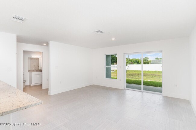 Building Photo - 1635 Par St NE