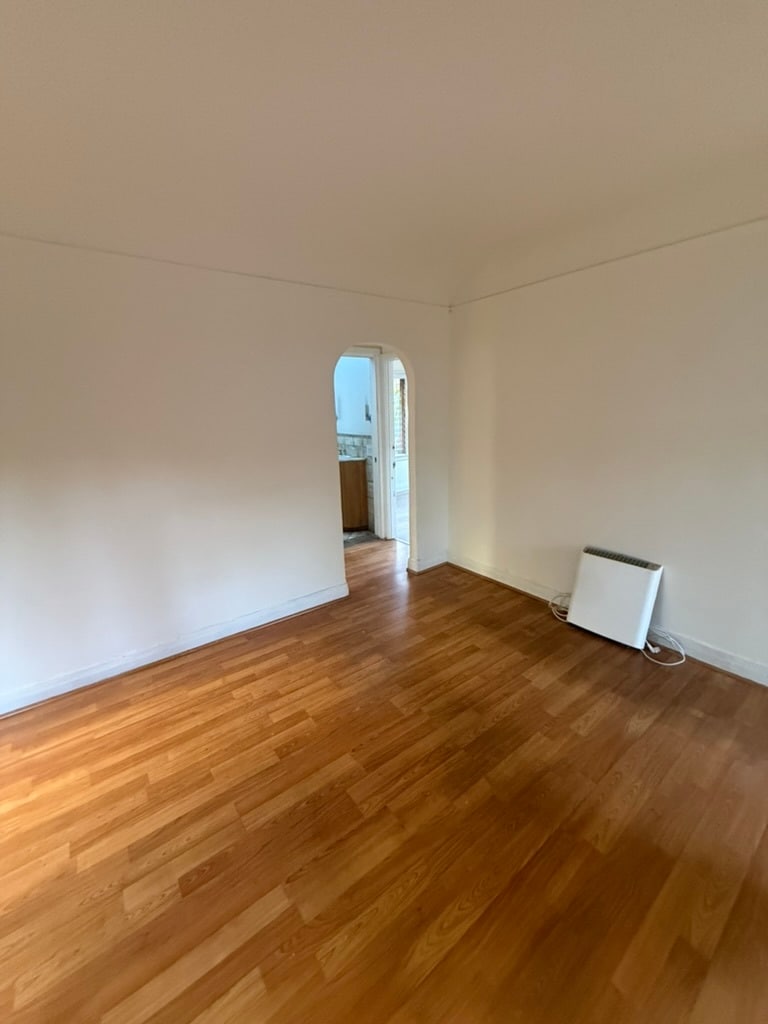 Building Photo - 8921 Rosewood Ave