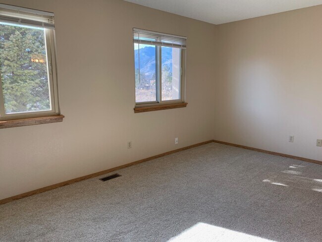 Building Photo - Beautiful Townhome in Colorado Spings