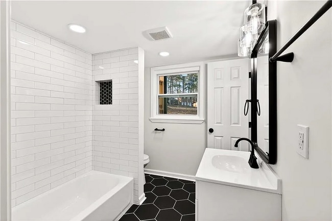 Building Photo - 4 Bed, 3 Bath in Decatur!