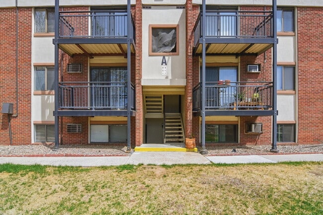 Building Photo - $1,040.95 with Half Off The First Month's Rent, 1 Bed - 1 Bath, Condo in Denver with Easy Access ...