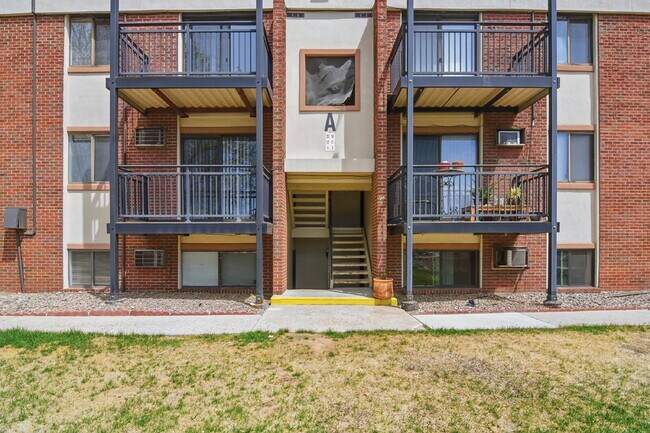 Building Photo - $1,140.95 with $300 off the first month's rent, 1 Bed - 1 Bath, Condo in Denver with Easy Access ...