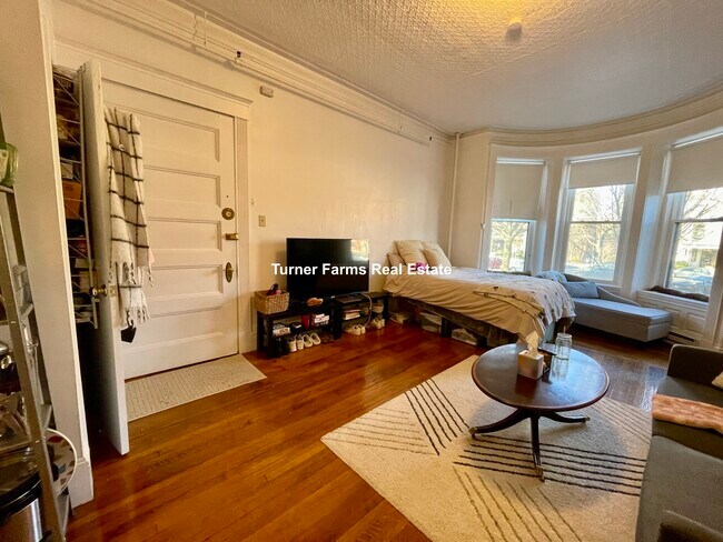 Building Photo - 1067 Beacon St