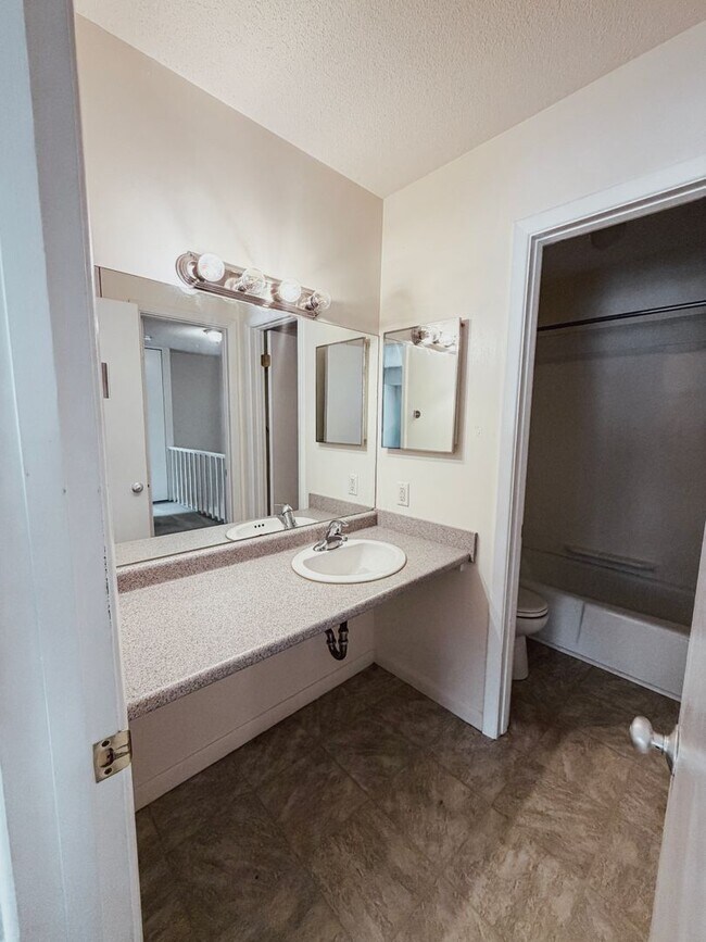 Building Photo - 2BD/1.5BA Beautiful Townhome - Right Near Oakledge Park!