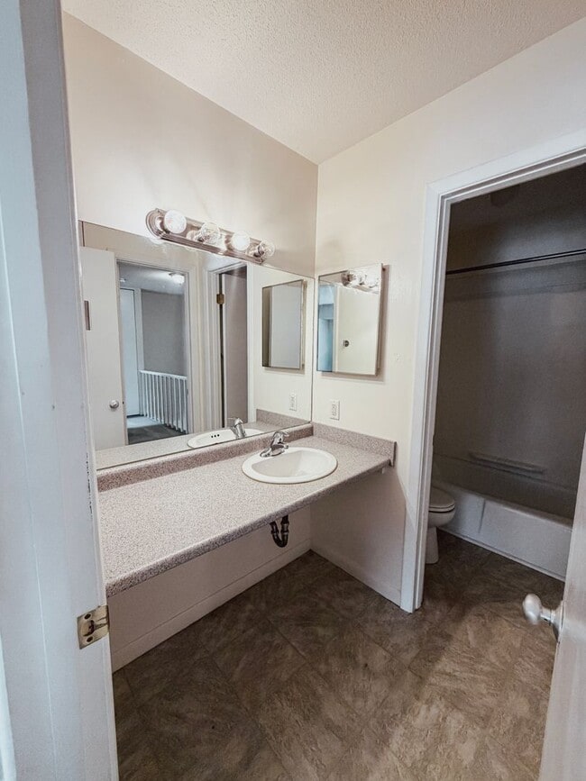 Building Photo - Spacious 2BD/1.5BA Townhome with Laundry, Patio, and Pool Access