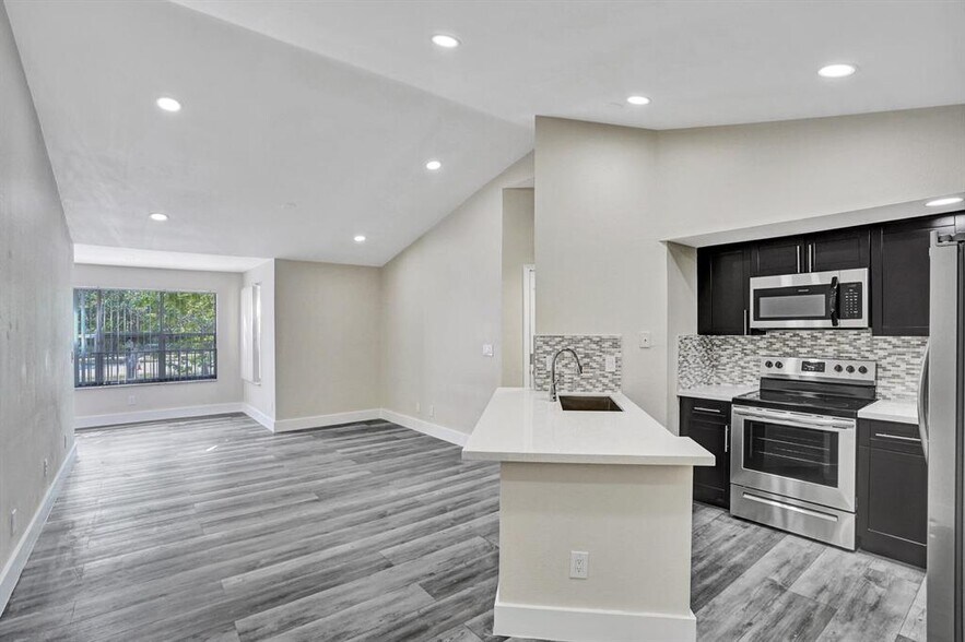 Building Photo - 595 Vista Isles Dr