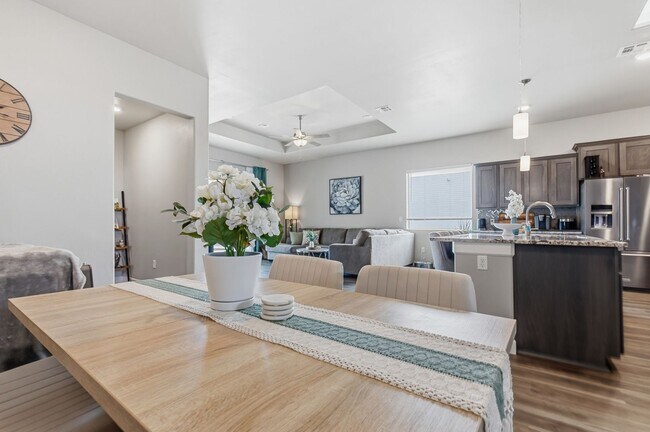 Building Photo - Pristine Four Bedroom 2 Bath home in Mesa Village