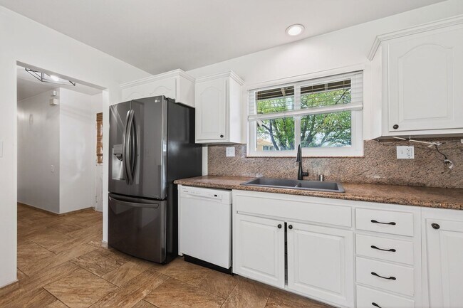 Building Photo - Updated Single-Story Home in South Redlands