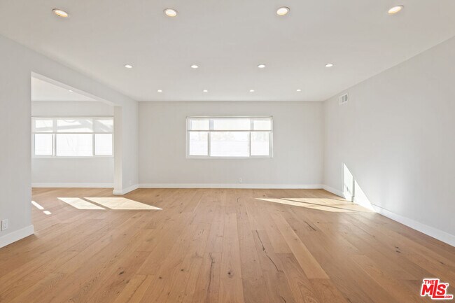 Building Photo - 153 S Palm Dr