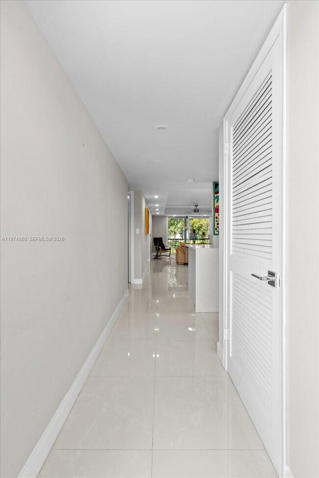 Building Photo - 811 S Hollybrook Dr