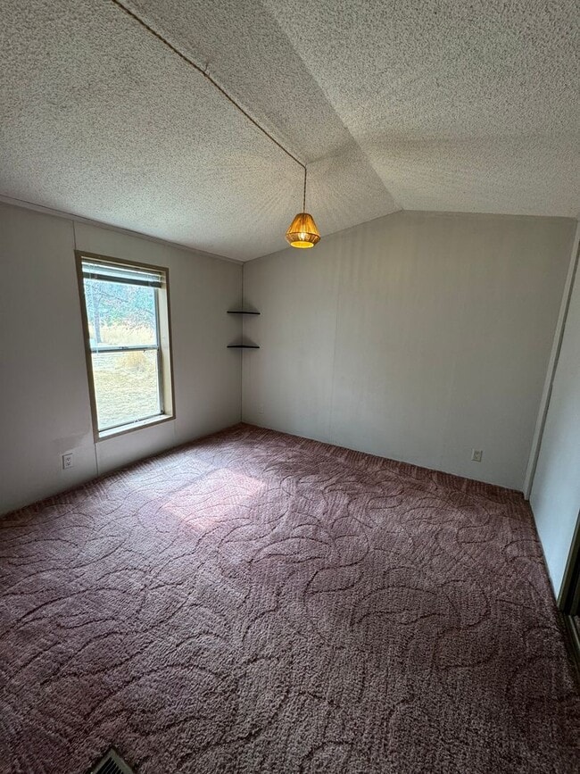 Building Photo - Pet Friendly 2bdrm, 2 bath home in the Cou...