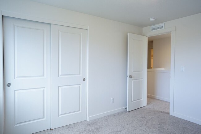 Building Photo - 4 Bedroom, 2.5 Bath New home