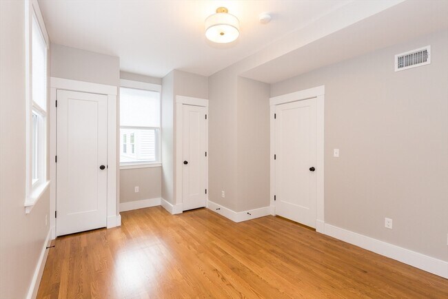 Building Photo - 127 Hudson St