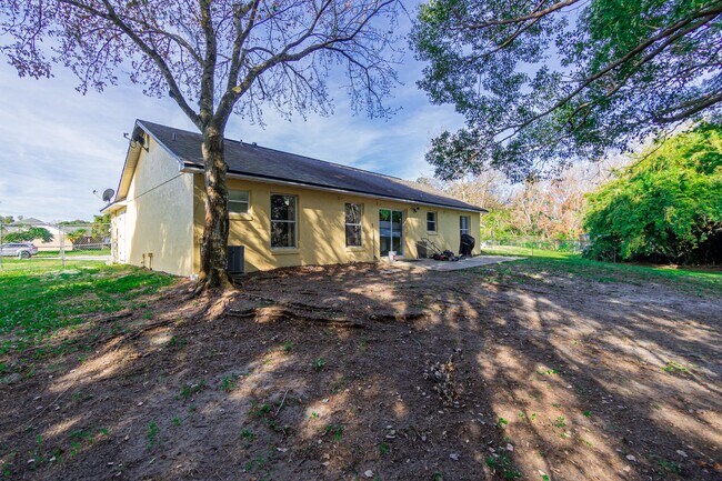 Building Photo - Very Nice 3/2 Home w/ Fenced Yard in St. Cloud with Bonus Room