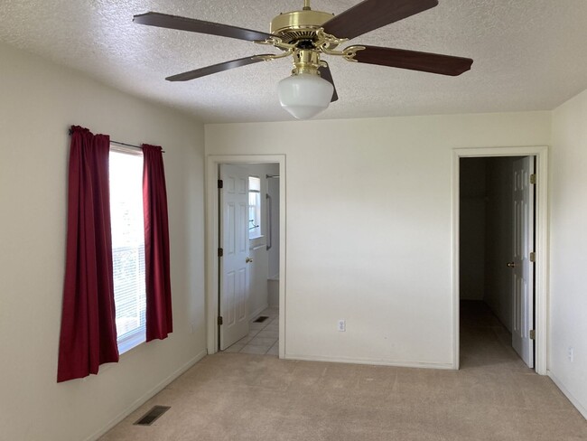 Building Photo - Large Rent Reduction