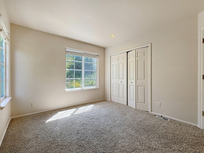 Building Photo - 1575 NE Iris St