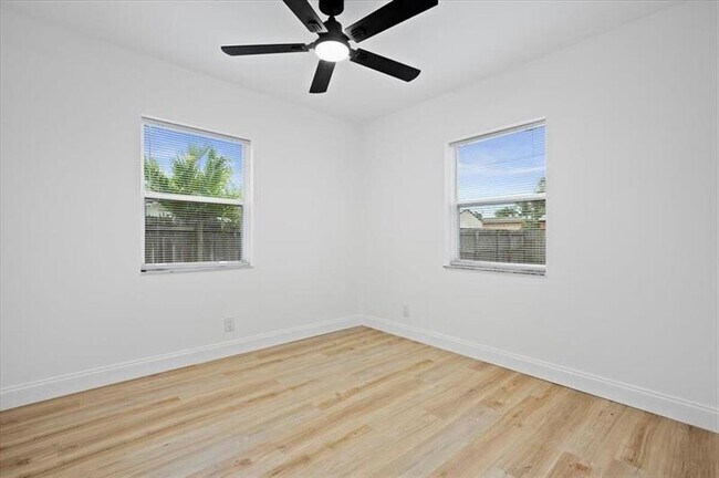 Building Photo - 1209 14th Ct S