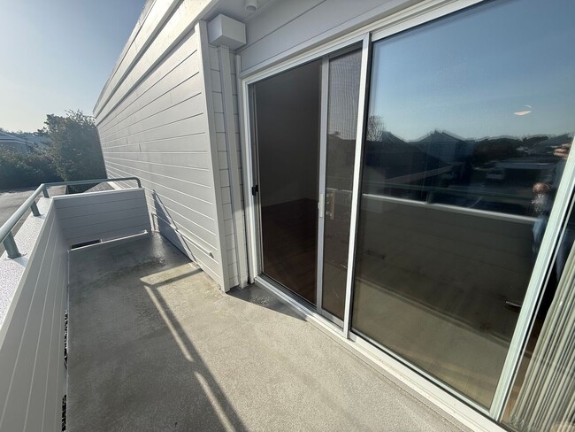 Building Photo - ONE BEDROOM ONE BATH UPDATED UPPER UNIT CONDO IN LARKSPUR ISLE